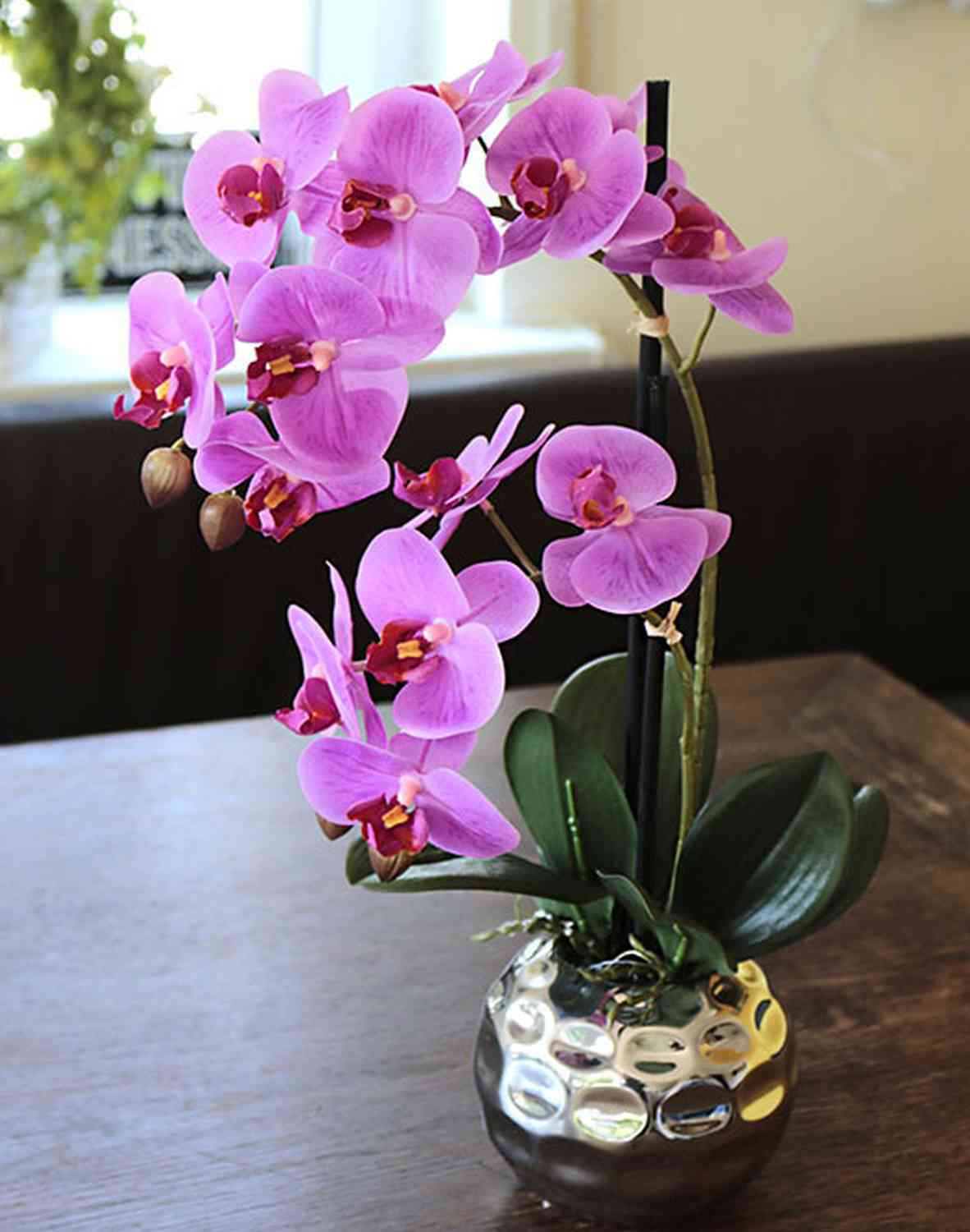 Lusso vero tocco artificiale grande orchidea Phalaenopsis rosa, finta  orchidea farfalla rosa, orchidea di seta con felci in un vaso di metallo  punteggiato d'oro -  Italia